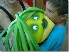 Maestros usan paseos y juegos para enseñar a leer y escribir.