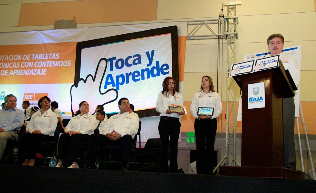 FIRMA GOBERNADOR CONVOCATORIA PARA ENTREGA DE TABLETAS ELECTRÓNICAS